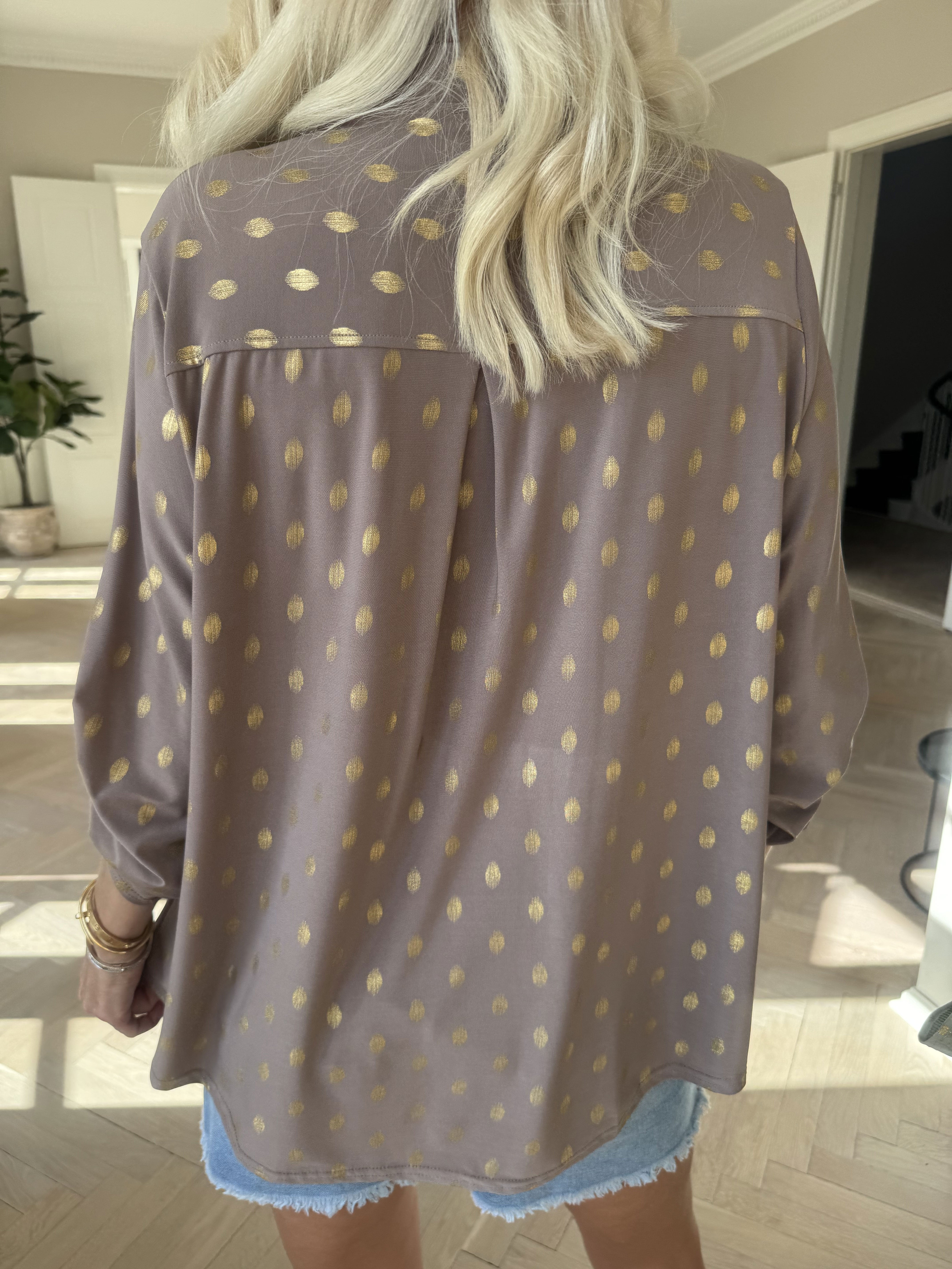 Ebba Gold Shirt - Elastisk bluse med guld dutter